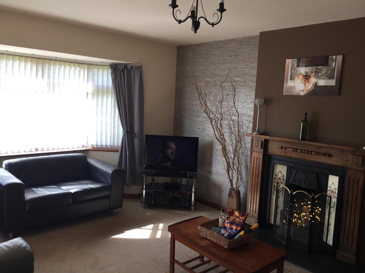 Holiday Home In Ballycastle - Fainne Na Cairde Buitenkant foto