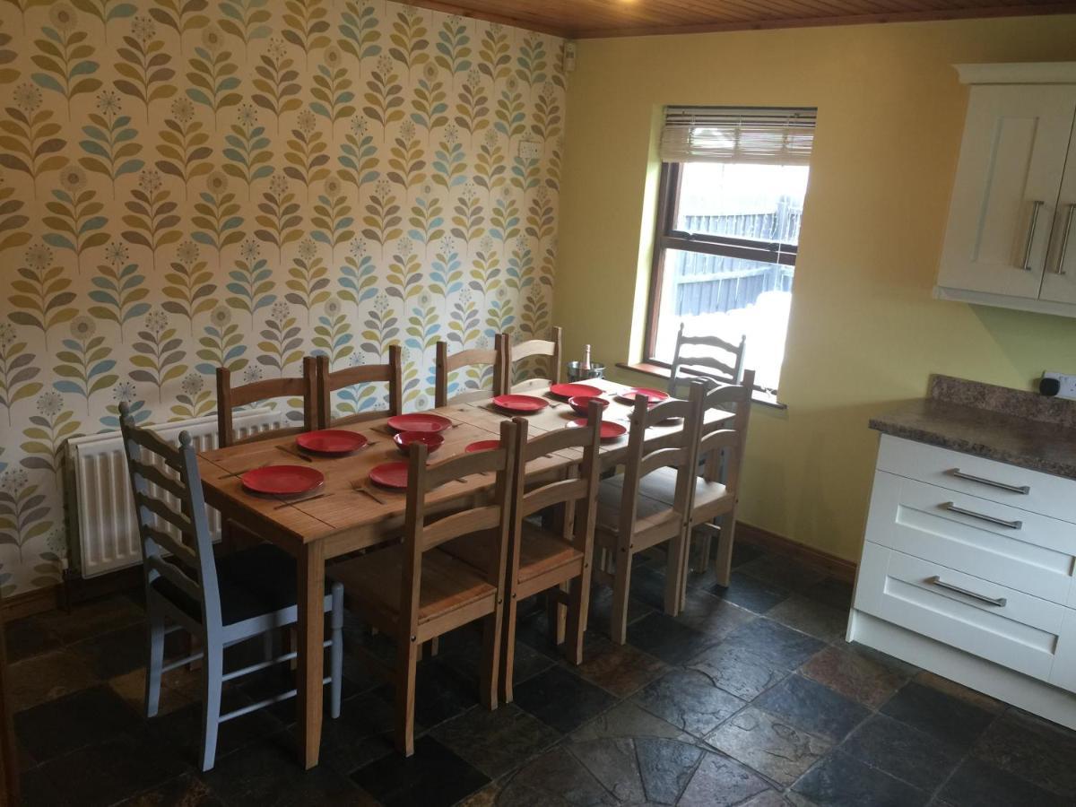Holiday Home In Ballycastle - Fainne Na Cairde Buitenkant foto