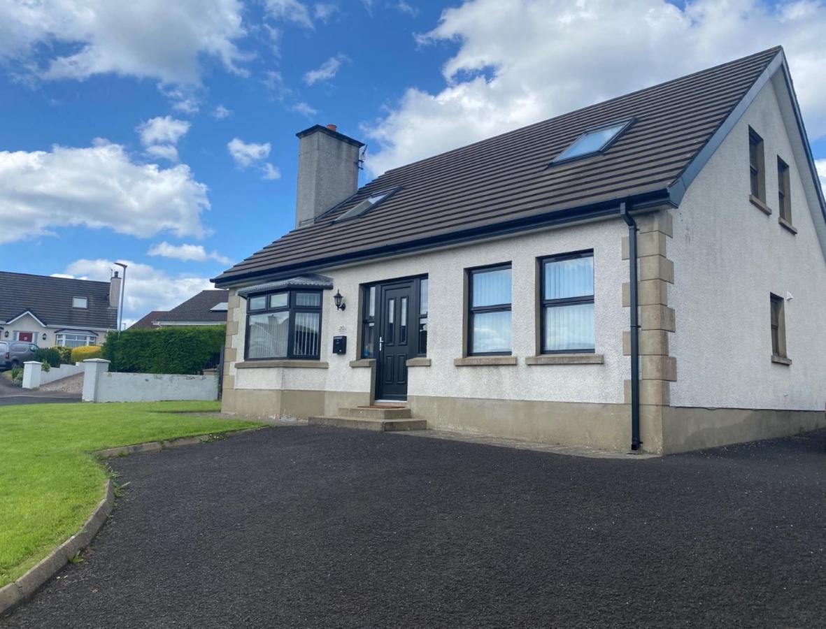 Holiday Home In Ballycastle - Fainne Na Cairde Buitenkant foto